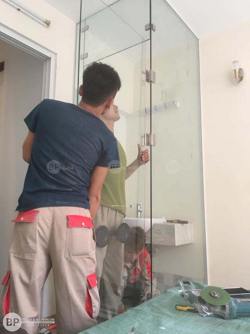 vách tắm kính và cửa kính tại 57 hàm Long